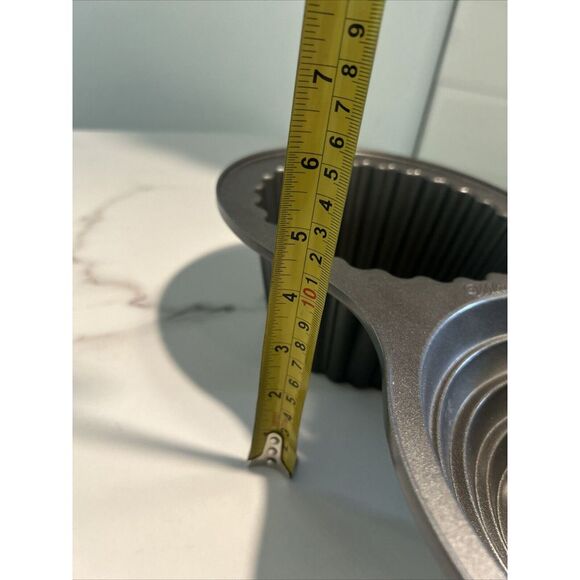 Wilton Giant Cupcake Pan 3-D Non-Stick Birthday Swirl - Excellent Condition - Picture 3 of 8